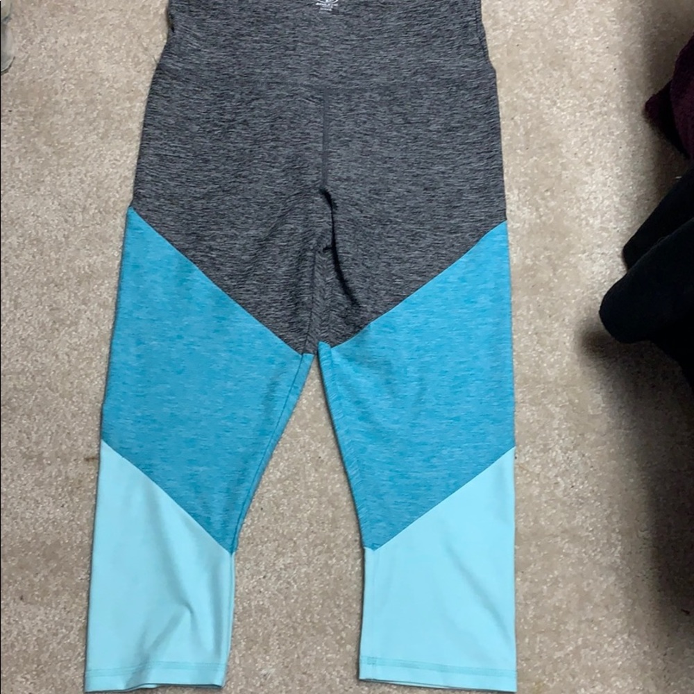 Capri leggings the color is teal